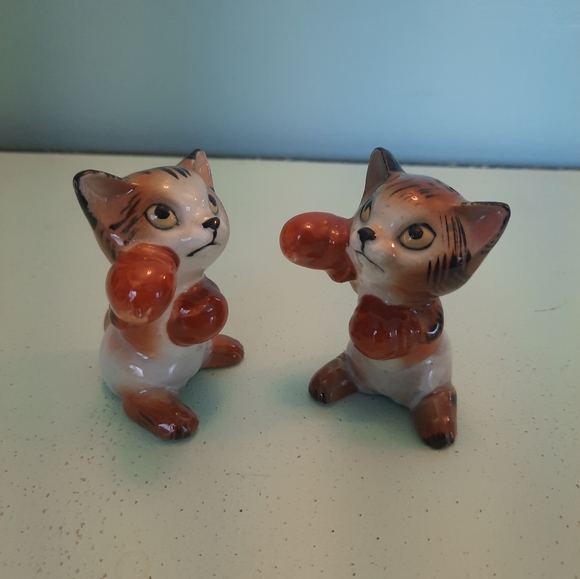 Vintage Ceramic Boxing Cats Kittens Salt & Pepper Shakers SCARCE! - Picture 6 of 13